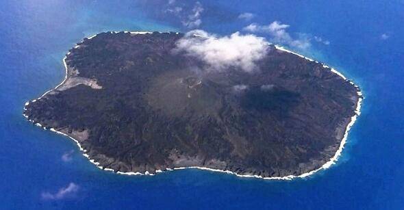 火山喷发活动暂歇后的西之岛（7月30日，日本海上保安厅提供）