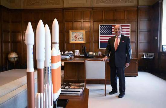 美国商务部长罗斯5日在部长办公室火箭模型旁受访。来源：路透社