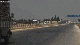 此前，伊德利卜省受战争波及的居民开着汽车举家逃亡，在车顶上生活。（图片来源：法国电视台截图）