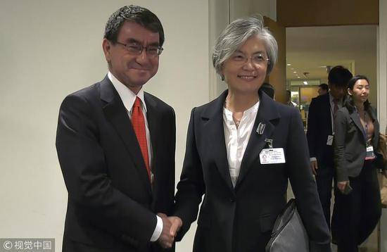 9月26日，韩国外长康京和与日本外相河野太郎在美国纽约举行双边会谈。（图片来源：视觉中国）