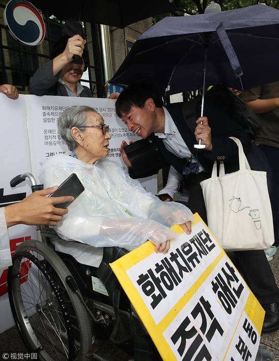 2018年9月3日，日军慰安妇受害者金福东老人在韩国首尔外交部大厦前示威，敦促为解决慰安妇受害者问题而成立的“和解治愈财团”解散。（图片来源：视觉中国）