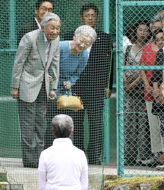 8月25日，日本明仁天皇和美智子皇后重返61年前他们第一次相遇的网球场。（图片来源：视觉中国）