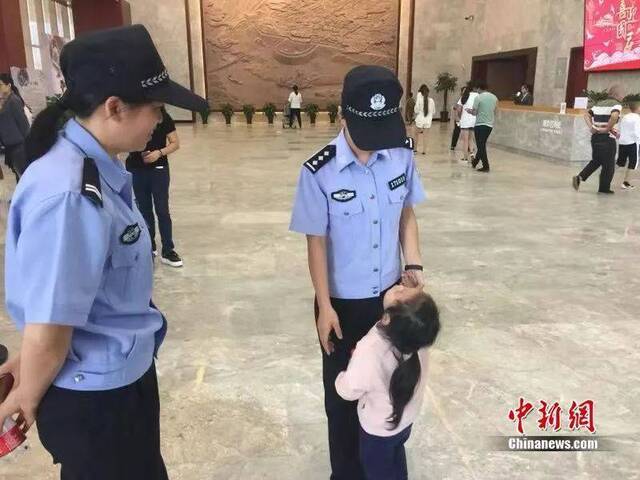 三岁女孩偶遇警察妈妈杨灵叶摄