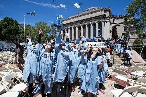 ▲资料图片：在美国纽约哥伦比亚大学，几名中国学生将帽子抛向空中庆祝毕业。新华社发