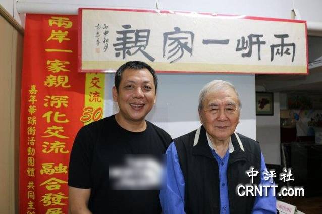 现任婚促会长钟锦明（左）与创会会长黄江南（右）图自中评社