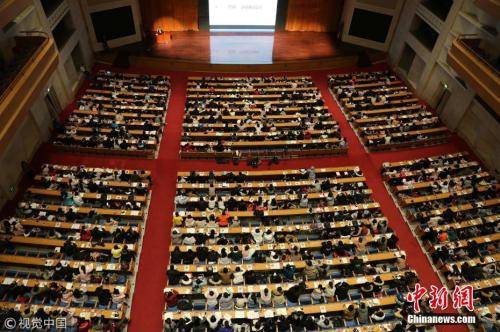 资料图：2018年1月10日，在济南山东会堂内，5000名考研族同上巨无霸大课。郑涛摄图片来源：视觉中国