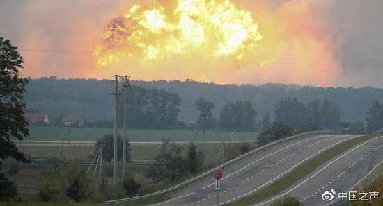 乌克兰北部伊奇尼亚地区一座军火库发生爆炸
