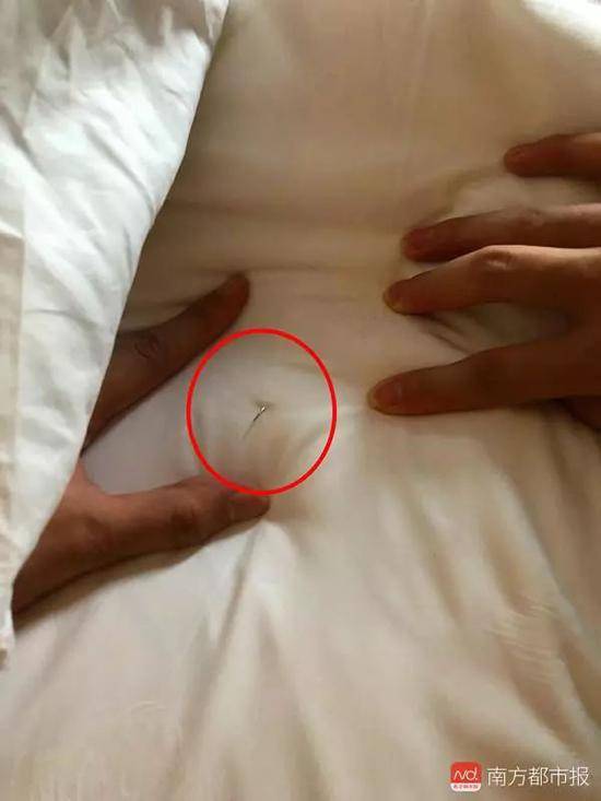 酒店工作人员在床垫上找到了这根针