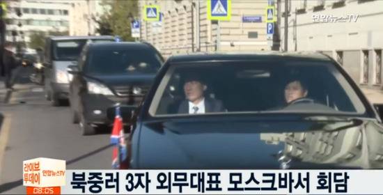 9日上午，朝鲜代表团车队进入会场（韩联社视频报道截图）