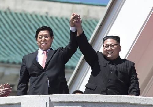 9月9日，栗战书（左）与金正恩在金日成广场观看朝鲜建国70周年庆祝活动游行。
