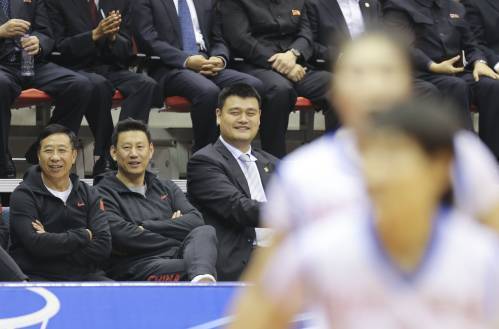 10月9日，中朝在平壤举行女篮混编友谊赛，图为中国篮协主席姚明（左三）与中国男篮主教练李楠（左二）在观看比赛。（新华社）