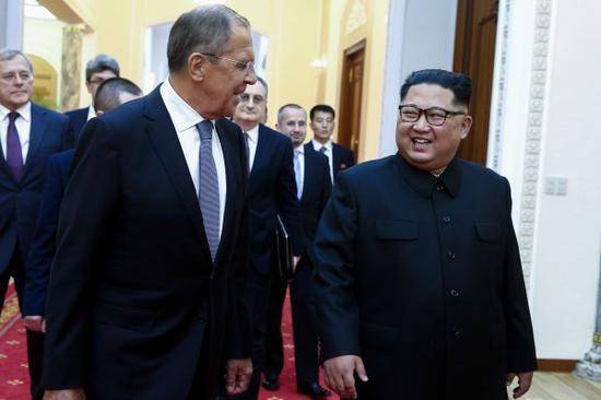 5月31日，朝鲜最高领导人金正恩（前右）在平壤会见俄罗斯外长拉夫罗夫（前左）。（法新社）