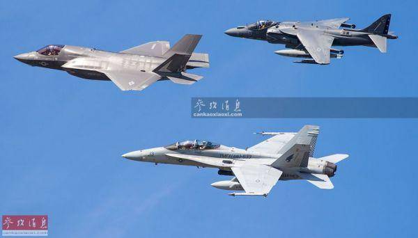 资料图：美陆战队的AV-8B、F-35B和FA-18D（双座型）编队飞行。