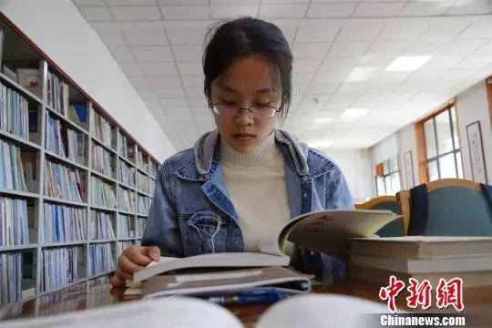 图为丁安琪在山东大学图书馆内读书。来源：中国新闻网（孙宏瑗摄）