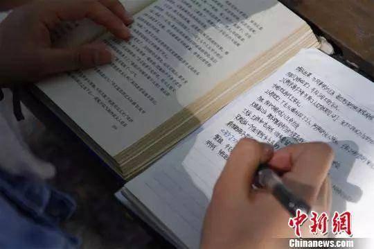 图为丁安琪在写读书笔记。来源：中国新闻网（孙宏瑗摄）