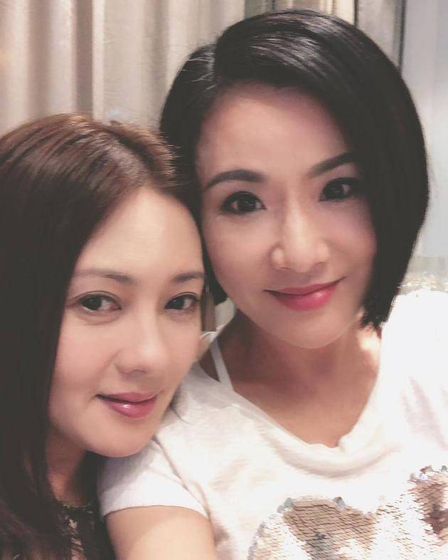 李丽珍（左）与张文慈欢聚，外表美丽如昔。（图／摘自Instagram）