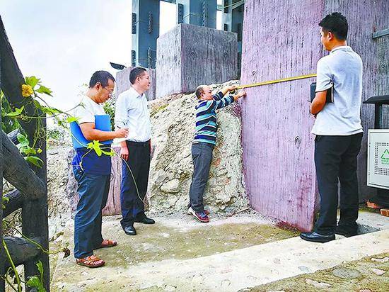 绵阳市安州区调查组人员在观景平台现场查验。毛婧摄