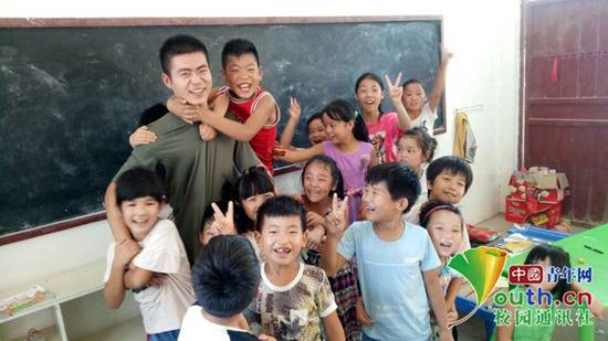 2018年暑期时，司平云参加支教，与孩子们在一起。本人供图