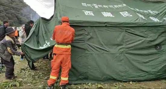 救援人员在搭建帐篷。通讯员夏明勇摄