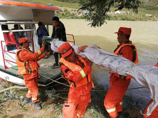 西藏森林消防总队昌都支队江达中队人员正在使用轮船运送救灾物资。通讯员夏明勇摄
