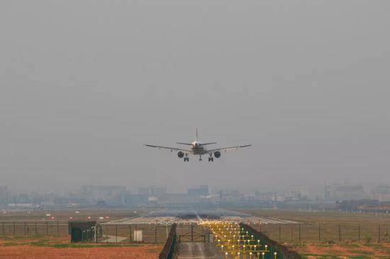 航班即将降落在成都双流国际机场第二跑道（图片来源：每经记者张建摄）