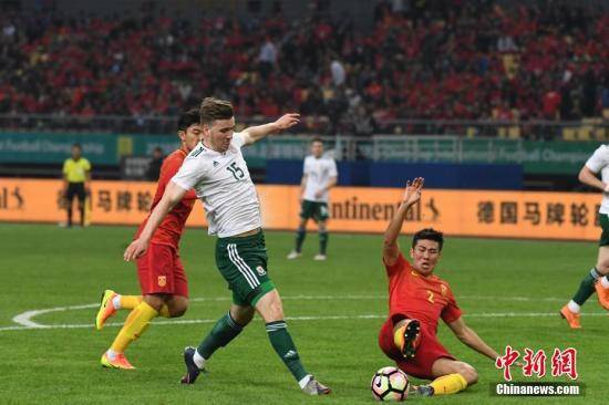 资料图：2018中国杯国际足球锦标赛在中国广西南宁市拉开战幕，中国队在与威尔士队的对阵中，以0：6惨败。图为比赛现场。中新社记者俞靖摄