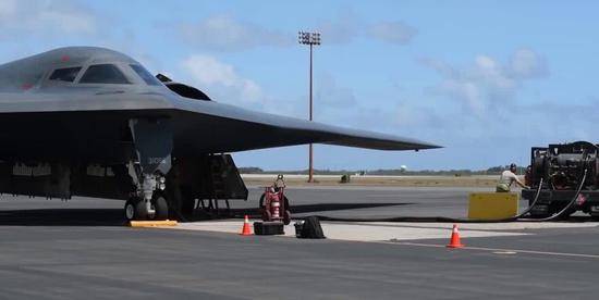 B-2轰炸机在夏威夷进行“热加油”演练。