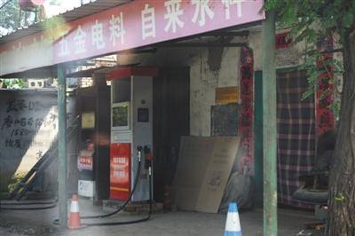 8月29日，定州孔庄子村内暗藏着一个违规加油站，该加油站和五金店开在一起，不时有车辆来加油。其92号汽油标价5.48元/升，但当日中石化92号汽油标价为7.39元/升。A12-A13版摄影/新京报记者吴江