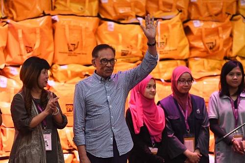  安瓦尔（左二）13日在马来西亚亚兰庆祝赢得国会议席补选（法新社）