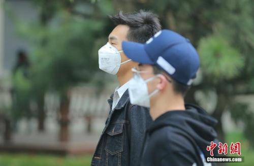 10月15日8时，北京民众戴口罩防护出行。中新社记者杨可佳摄