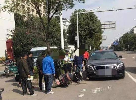 ▲交警处理该起事故。图片来自网络