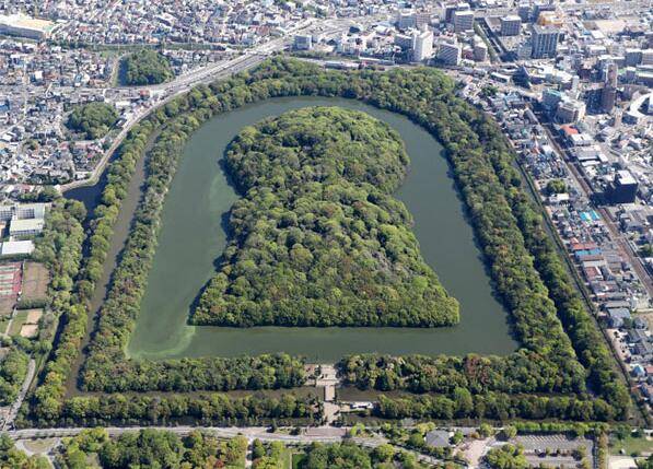 位于日本大阪府百舌鸟古墓群的大山古坟（仁德天皇陵）