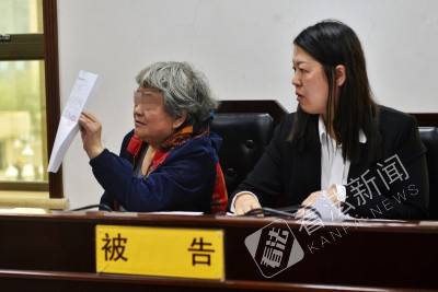 被告彭某萍（左）向法院提交证据材料摄/记者郭谦
