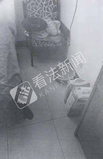 被告称张老太摔落地点狭小，容不下3个人动手抬人摄/记者郭谦