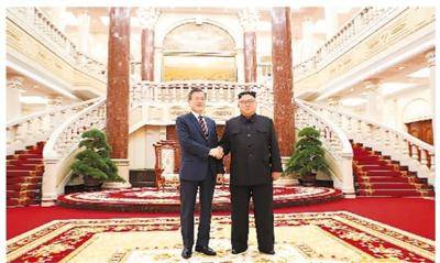 图为9月18日，朝鲜最高领导人金正恩（右）与韩国总统文在寅在平壤会晤。新华社发