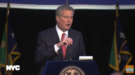 纽约市长白思豪（BilldeBlasio）在纽约市警官学院毕业典礼上提到纽约上周末“零枪击”的成绩图片来源：视频截图