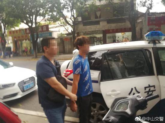 15日下午，李某被民警抓获@中山交警