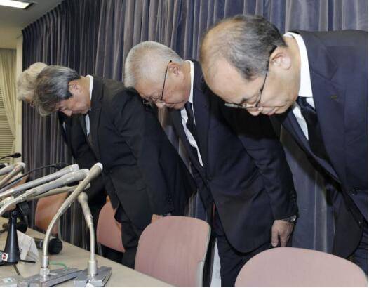 发生数据篡改问题，在记者招待会上鞠躬道歉的KYB社长中岛康辅（图片来源：日本《朝日新闻》）
