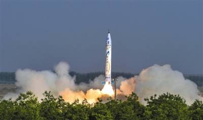2018年5月17日，民营航天企业零壹空间研发的“重庆两江之星”OS-X火箭在中国西北某基地成功点火升空。图/视觉中国
