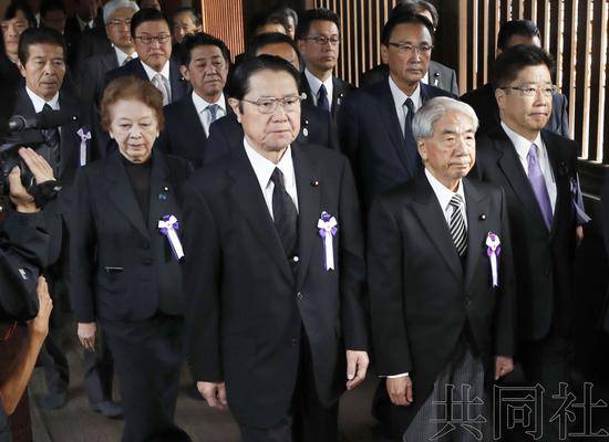 18日，日本跨党派议员联盟参拜靖国神社。（共同社）