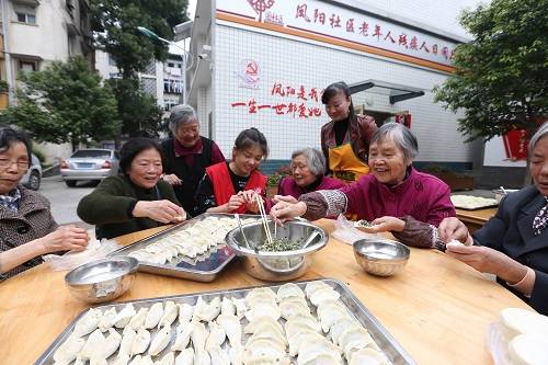 10月17日，四川省眉山市青神县青城镇机关、社区志愿者在凤阳社区老年人残疾人日间照料中心和老人一起包饺子，欢度重阳佳节。新华社发