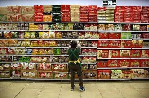 ▲资料图片：北京一家超市的员工在摆货。（彭博社）