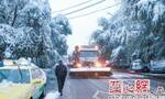 先除水后扫雪 乌鲁木齐市清雪车辆忙了一夜