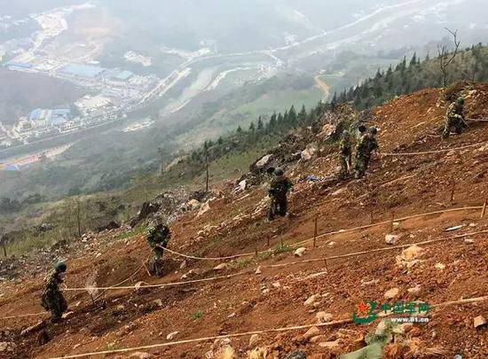 雷场地形复杂，有时扫雷官兵需要拽着绳子等东西保持平衡。