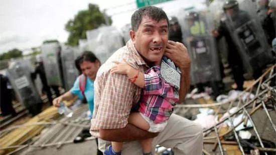 此外，墨西哥在墨危边境派驻防暴警察，阻挡中美洲“移民大军“继续前进。
