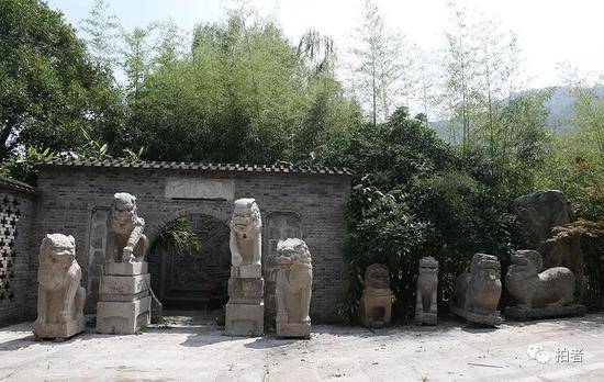 ▲“陈路别墅”，穿过正门，是一个仿古式影壁，影壁两侧摆着两米高的石狮。