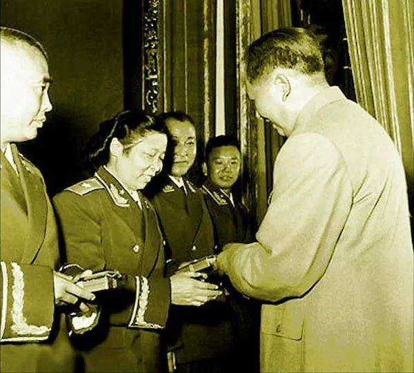 1955年，毛泽东主席将一级解放勋章授予李贞（资料照片）。新华社发