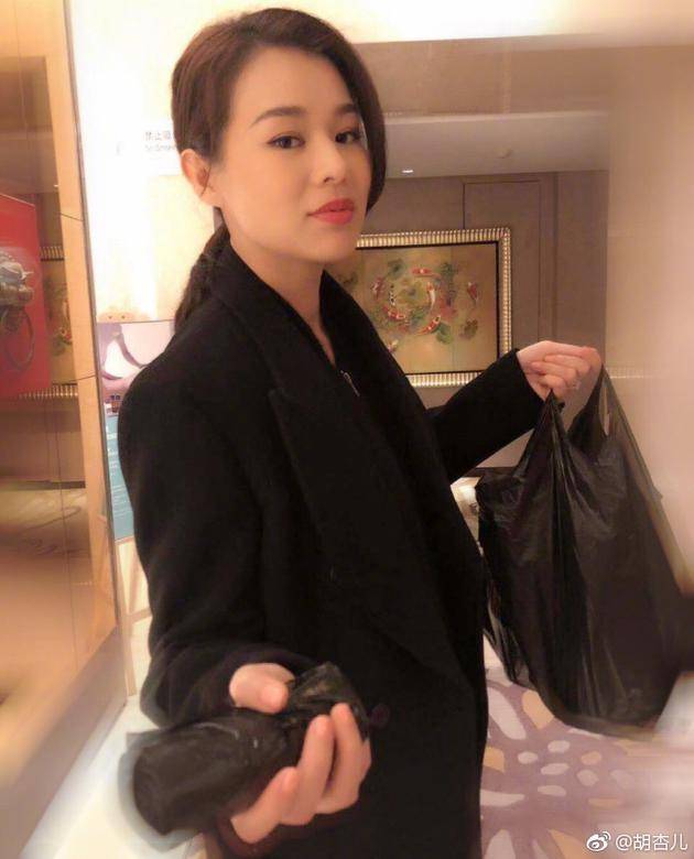 胡杏儿携带垃圾袋