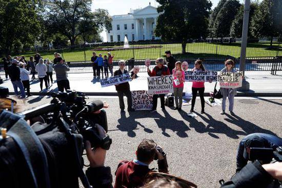 美国民众19日在白宫前举行示威活动，要求政府制裁沙特。路透社