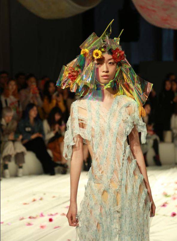 设计师方妍楠（SusanFang）在上海当代艺术博物馆的时装秀备受期待。图片来源：CNN网站截图